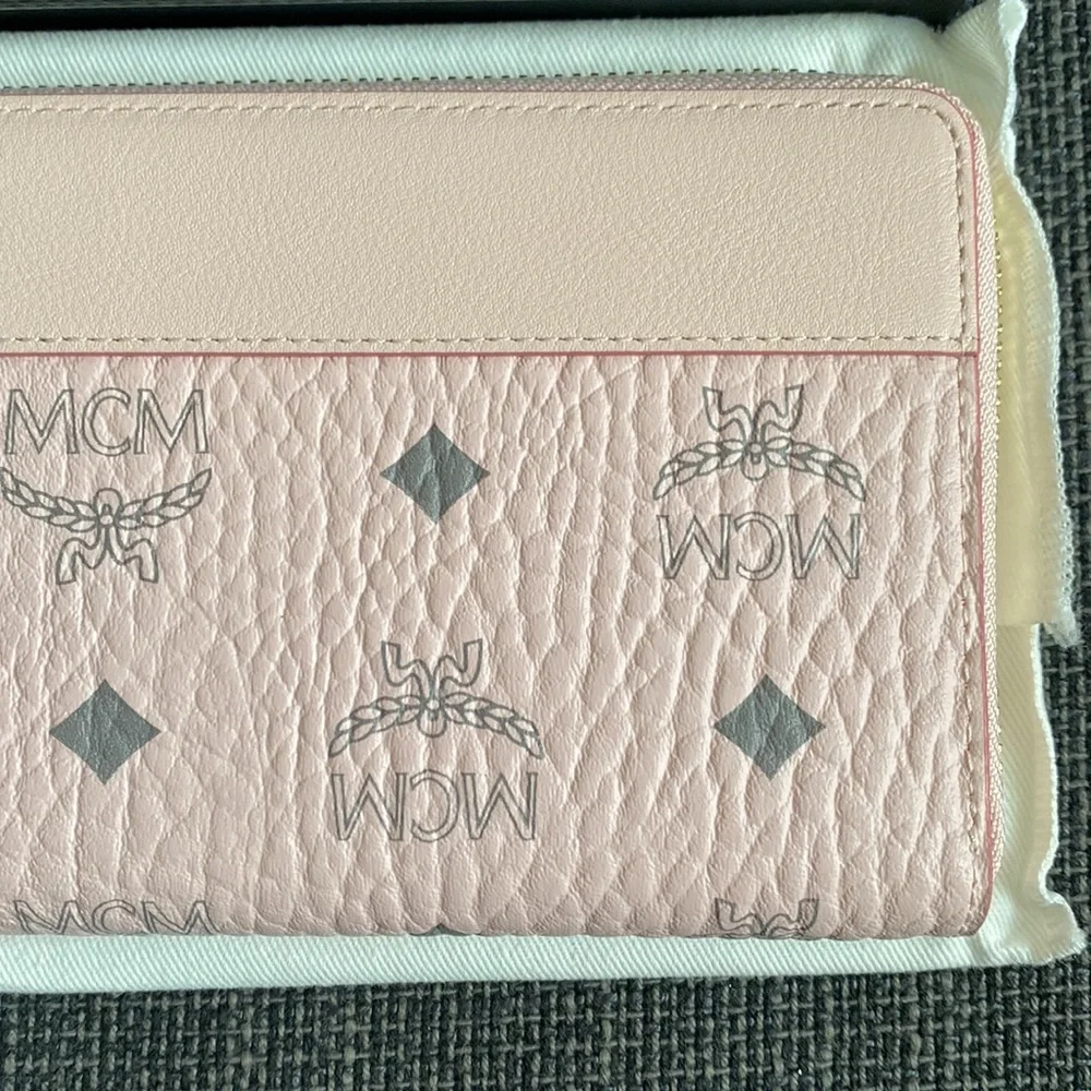 MCM NWT Powder Pink Aren Visetos Zip Around Leather Wallet 8” x 4” - Picture 8 of 12